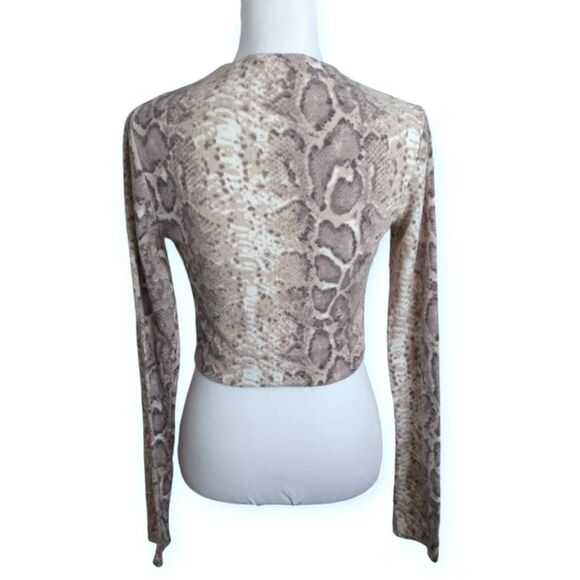 BEAR DANCE GRAY SNAKE PRINT CROP LONG SLEEVE TOP SZ.L EUC - Picture 3 of 6